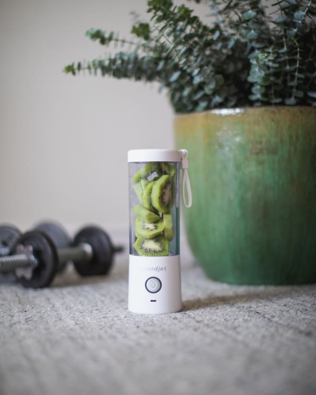 Kiwi Apple Smoothie— Revitalizing and Refreshing